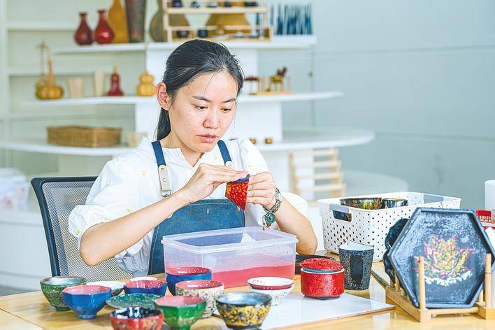 “恩施女兒”用壩漆繪出網(wǎng)紅潮品:工程用漆