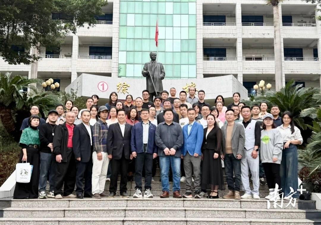 陽江漆藝振興工程首場活動揭幕<strong></p>
<p>工程用漆
</strong>！清華美院教授程向軍開設專題講座:工程用漆
